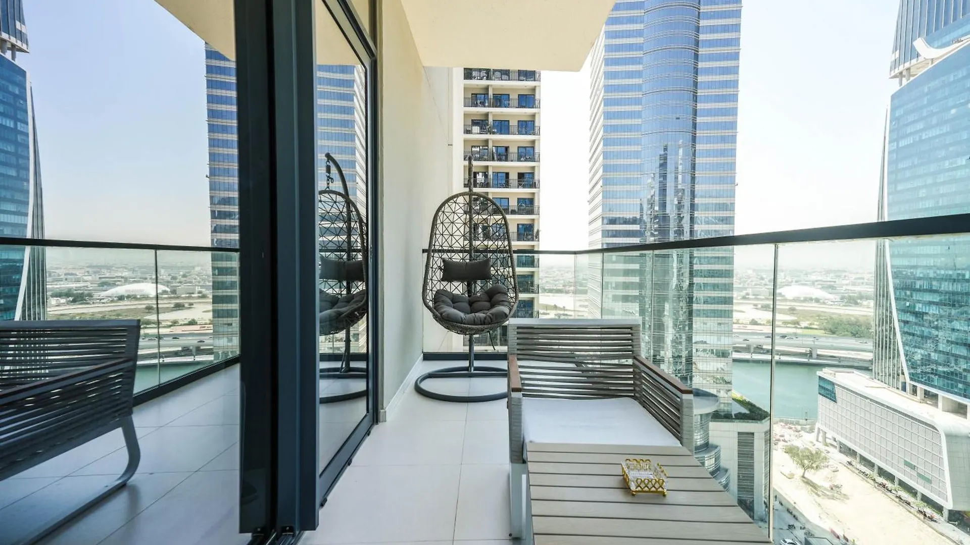 Keyrock Living - Lakeview Luxury In Zada Tower Dubai Appartamento