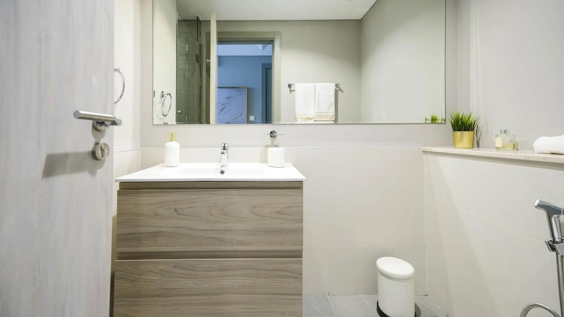 Apartment Keyrock Living - Lakeview Luxury In Zada Tower Dubai United Arab Emirates